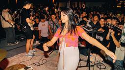 Penyanyi Fathia Izzati atau yang lebih dikenal dengan Chia atau Kittendust ini juga tetap melancarkan aksi panggungnya saat tengah hamil besar. Vokalis band Reality Club yang juga dikenal sebagai YouTuber itu tampil memesona dalam busana kasual. (Liputan6.com/IG/@kittendust)