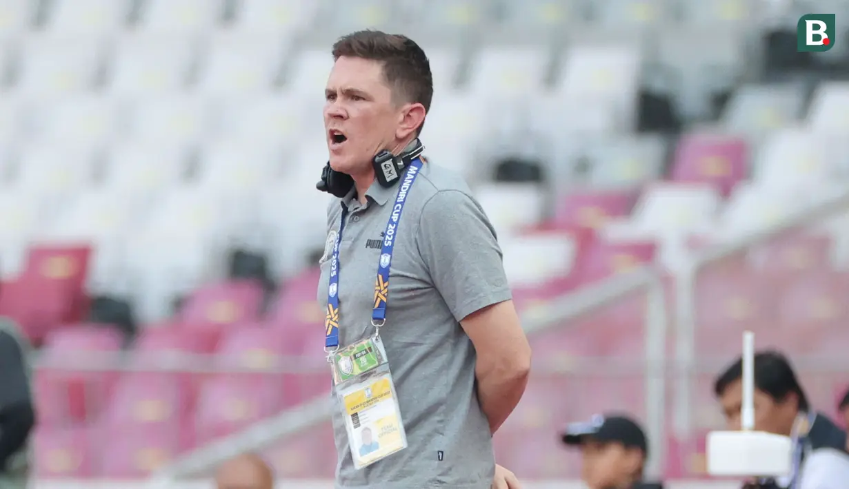 Pelatih Filipina U-23, Garrath James McPherson, mengamati permainan anak asuhnya saat melawan Timnas Vietnam U-23, di SUGBK, Jakarta, Jumat (25/7/2025). (Bola.com/Abdul Aziz)