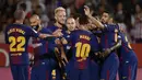 Para pemain Barcelona merayakan gol bunuh diri yang dilakukan pemain Girona pada laga La Liga Spanyol di Stadion Montilivi, Girona, Sabtu (23/9/2017). Girona kalah 0-3 dari Barcelona. (AFP/Josep Lago)