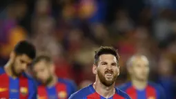 Striker Barcelona, Lionel Messi, tampak kecewa usai pertandingan melawan Eibar pada laga pekan terakhir La Liga di Camp Nou, Minggu (21/5/2017). Meski menang, Barcelona tetap gagal juara La Liga. (AP/Manu Fernandez)