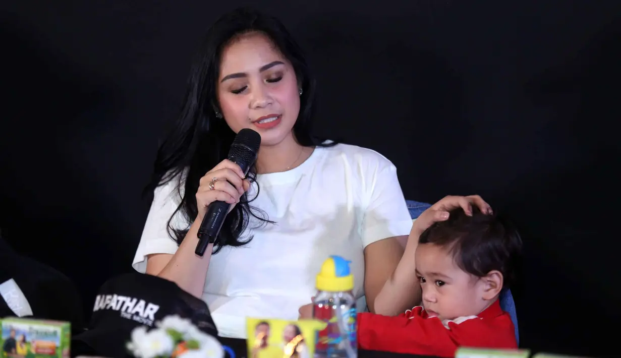 "Sebenarnya film ini awalnya dari sebuah ide , gue juga engga pernah kepikiran sih buat film ini. Tapi pas punya Rafathar gue mikir kalau dibikinin film bakal jadi sejarah deh buat dia," ujar Raffi Ahmad, Rabu (10/5). (Nurwahyunan/Bintang.com)