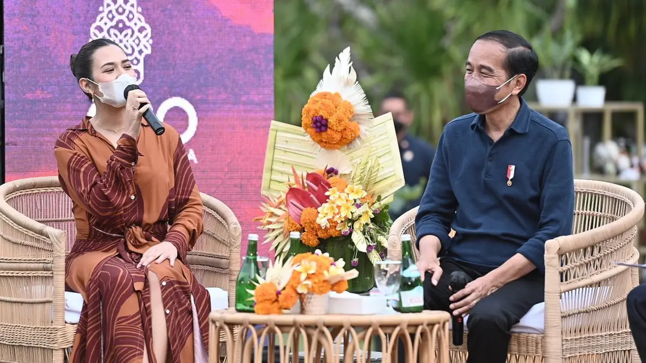 Raisa berbincang dengan Presiden Jokowi di acara Joyland Festival Bali 2022 (https://www.instagram.com/p/Cbh7rLSrWPl/)