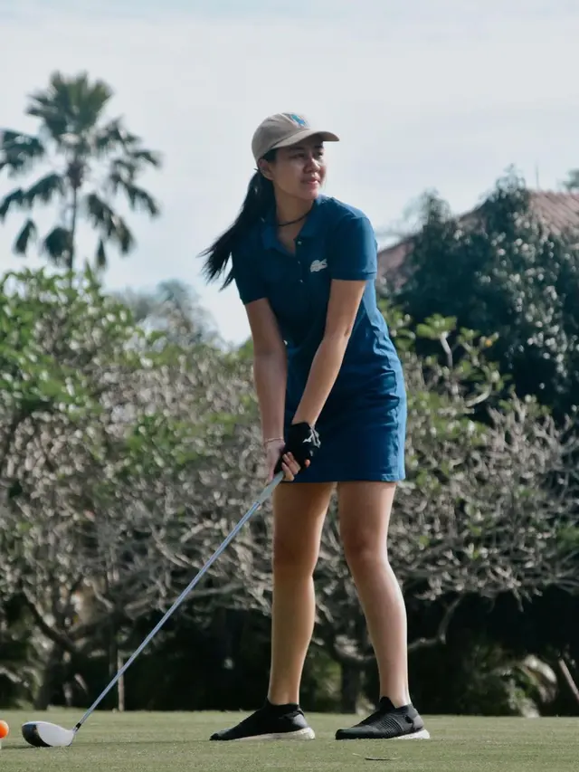 6 Potret Aaliyah Massaid saat Main Golf, Tampil Stylish
