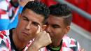 Gestur dari Cristiano Ronaldo yang duduk dibangku cadangan bersebelahan dengan Casemiro saat MU melawan Southampton. (AFP/Adrian Dennis)