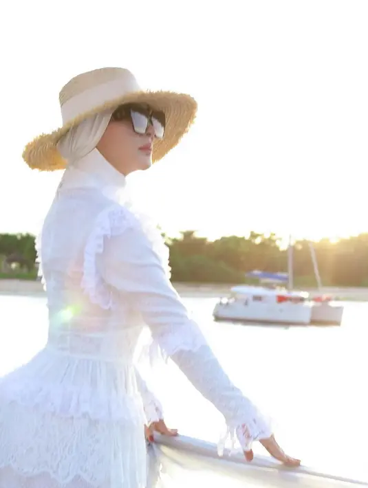<p>Syahrini menikmati pemandangan dari atas kapal. (Foto: Instagram/ princessyahrini)</p>