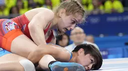 Elor, yang baru berusia 20 tahun, mengalahkan Meerim Zhumanazarova dari Kirgistan 3-0 di final gulat nomor freestyle.  (AP Photo/Eugene Hoshiko)