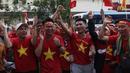 Suporter Timnas Indonesia U-22 dan Vietnam U-22 bernyanyi bersama jelang laga final SEA Games 2019 di Stadion Rizal Memorial, Manila, Selasa (10/12). Meski bersaing para suporter tetap akrab. (Bola.com/M Iqbal Ichsan)