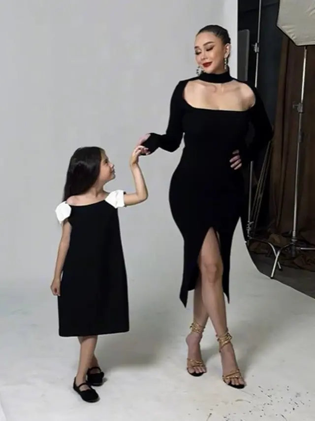 Aura Kasih dan anak (Instagram/aurakasih)