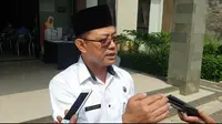 Kepala Kemenag Garut Cece Hidayat tengah memberikan keterangan mengenai persiapan haji di depan wartawan. (Liputan6.com/Jayadi Supriadin)