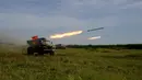 Rudal anti-pesawat buatan Rusia BM - 21 Grad selama latihan militer di selatan kota Ho Chi Minh, Vietnam, (7/11). Mewaspadai konflik dengan China, Pemerintah Vietnam mulai mempersiapkan diri dengan mengembangkan kekuatan militer mereka. (REUTERS)