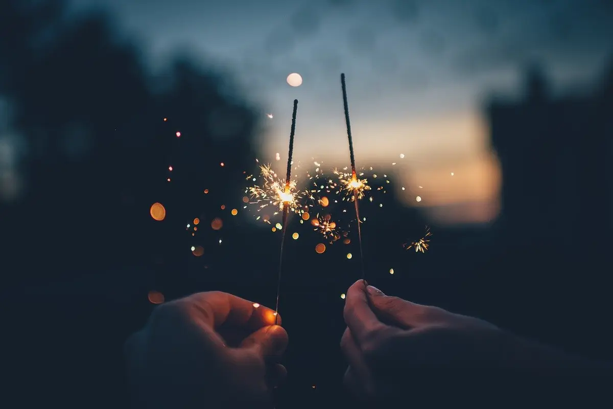 6 Arti Mimpi Bermain Kembang Api, Pertanda Sebuah Peringatan?