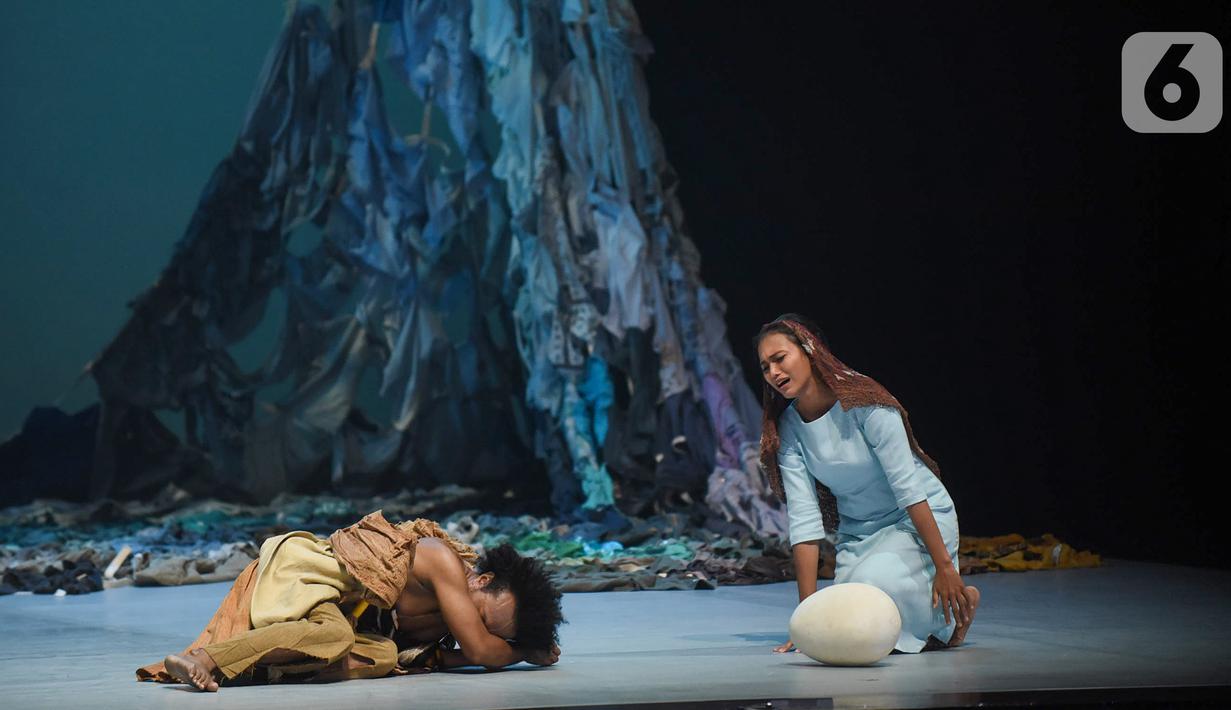 Pemain mempertunjukkan teater yang menggabungkan film, dance, dan lagu berjudul Planet Sebuah Lament di Teater Jakarta, TIM, Jakarta, Kamis (16/1/2020). Teater yang didukung Bakti Budaya Djarum Foundation akan ditampilkan hingga 18 Januari 2020. (Liputan6.com/Fery Pradolo)