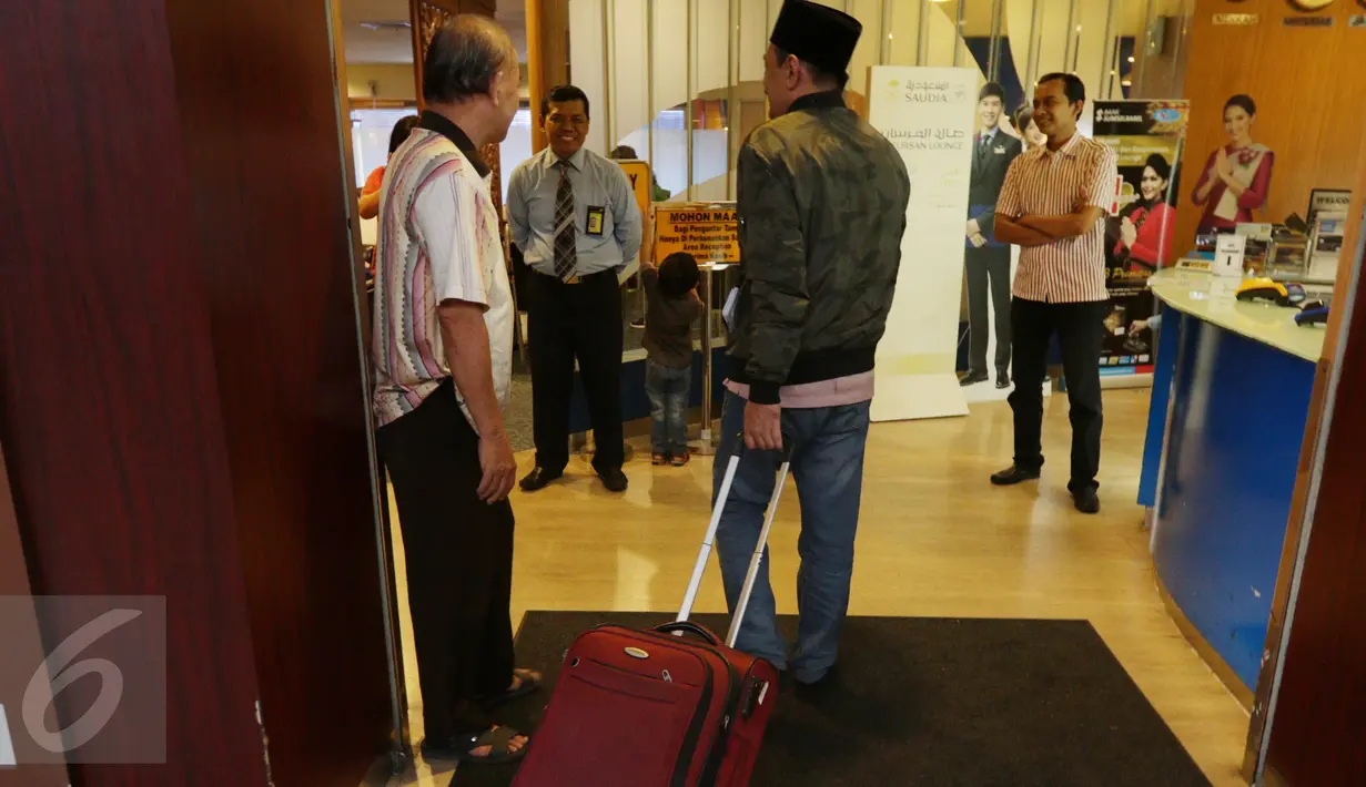 Cawagub DKI Jakarta, Djarot Saiful Hidayat saat masuk ke Emerald Sky Lounge di Terminal 2E Bandara Soetta, Tangerang Minggu (25/12). Bersama keluarga, dirinya akan berada di tanah suci Makkah selama 8 hari. (Liputan6.com/Fery Pradolo)
