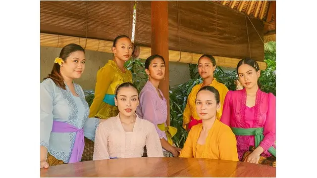7 Potret Maudy Ayunda untuk Bridal Shower Sahabat, Anggun Pakai Kebaya