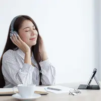 Ilustrasi perempuan mendengarkan musik/copyrightshutterstock/89stocker