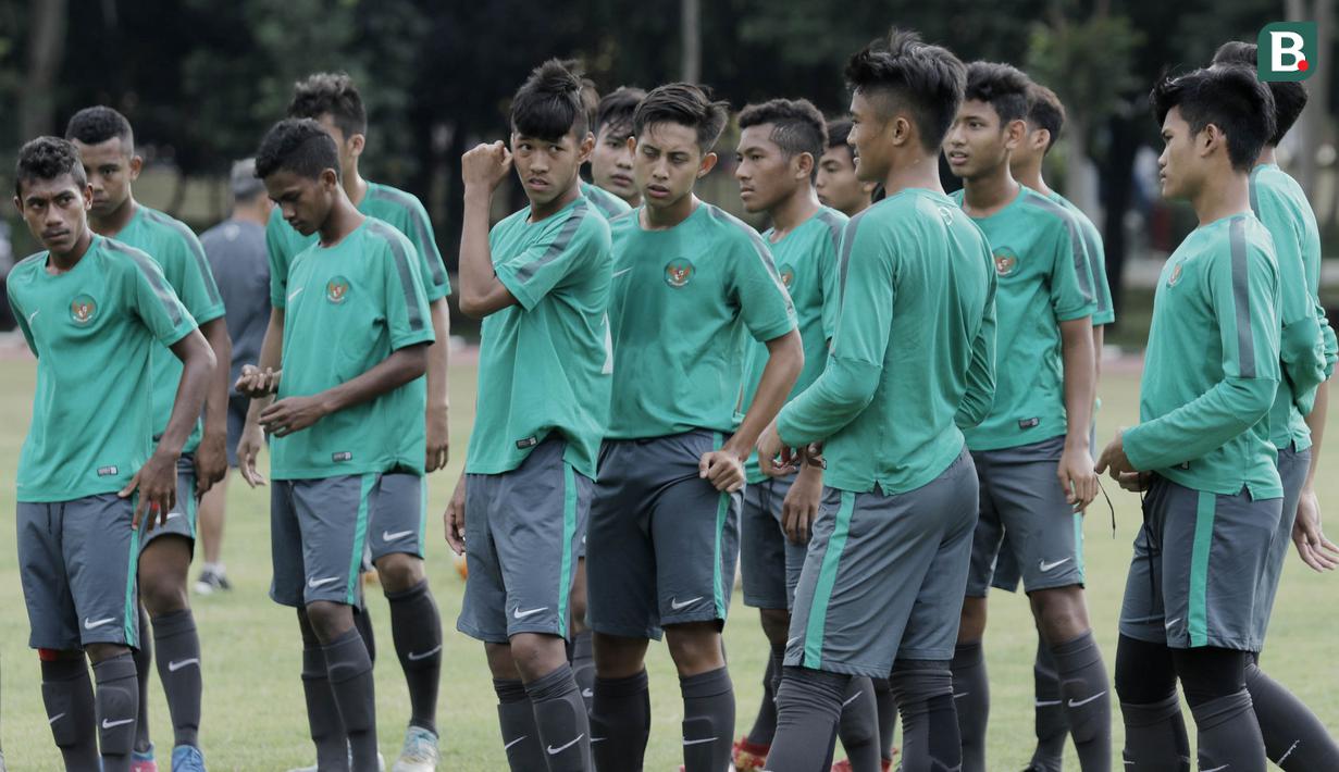 Pemain Timnas U-16 saat latihan di Lapangan Atang Soetrisna, Cijantung, Jakarta, Selasa (20/2/2018). Pemusatan latihan tahap kedua ini dilakukan untuk persiapan turnamen Jenesys di Jepang. (Bola.com/M Iqbal Ichsan)