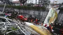 Petugas berusaha memotong bagian JPO yang roboh di Jalan Raya Pasar Minggu, Jakarta Selatan, Sabtu (24/09). Papan iklan dituding menjadi penyebab ambruknya JPO. (Liputan6.com/Immanuel Antonius)