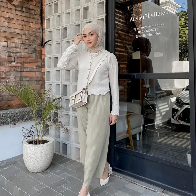 Disebut Mirip Mahalini Versi Hijab, Ini 6 Potret Hera Elvira Viral di TikTok
