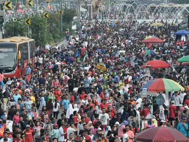 PKL berdagang di badan jalan saat Hari Bebas Kendaraan Bermotor (HBKB) atau car free day di kawasan Bundaran HI, Jakarta, Minggu (18/11). Kurangnya pengawasan menyebabkan PKL berdagang tidak pada tempatnya. (Merdeka.com/Iqbal S. Nugroho)