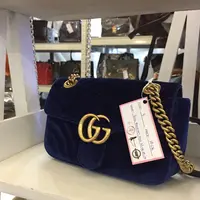 Tas Chanel navy blue yang super keren. (Foto: Yuni Arta/Bintang.com)