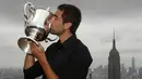 etenis Kroasia, Marin Cilic, mencium trofi US Open di Top of the Rock Observation Deck di Rockefeller Center, New York, (9/9/2014). (REUTERS/Shannon Stapleton)
