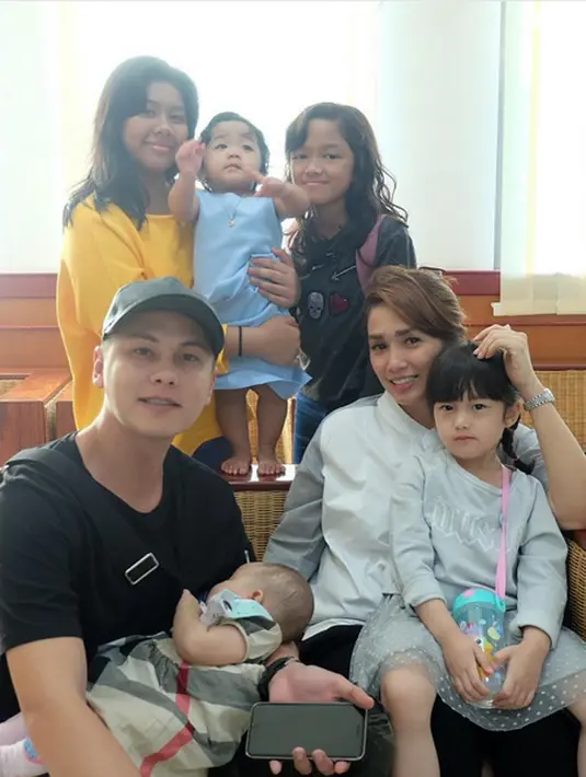 Banjir pujian bagi pasangan Ussy Sulistyawati dan Andhika Pratama. Belum lama ini, Ussy mengunggah foto bersama keluarganya bersilaturahmi dengan mantan suaminya, Sugianto Sabran atau Yusuf Sugianto. (Instagram/ussypratama)