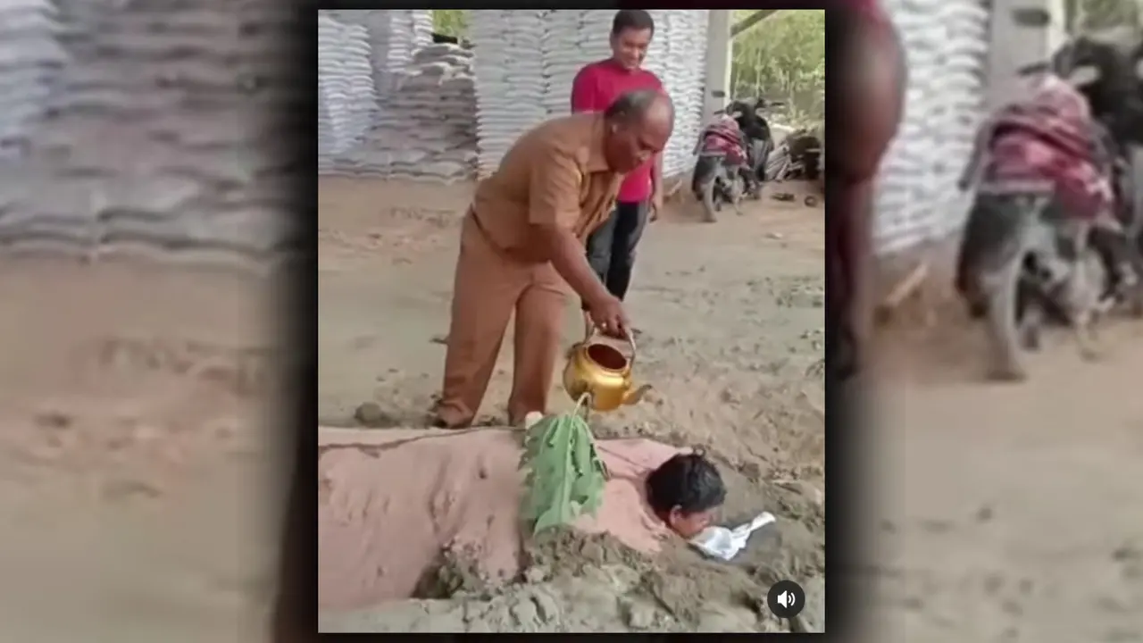 Hasil tangkapan layar video Bupati Pidie Roni alias Abusyik yang diduga sedang melakukan ritual pengoabatann (Liputan6.com/Rino Abonita)