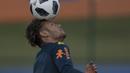 Striker Brasil, Neymar, melakukan juggling saat latihan di Granja Comary, Rio de Janeiro, Selasa (22/5/2018). Latihan ini merupakan persiapan jelang Piala Dunia 2018. (AFP/Mauro Pimentel)