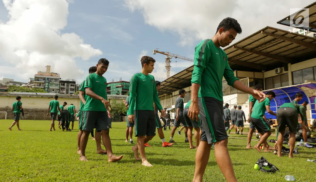 Timnas Indonesia U-19 usai jalani sesi latihan di Stadion Padonmar, Yangon, Jumat (9/9). Dalam sesi latihan, skuad Garuda Nusantara digenjot untuk transisi pemain dan melepas tembakan jarak jauh. (Liputan6.com/Yoppy Renato)