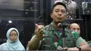 KSAD Jenderal TNI Andika Perkasa memberi keterangan pers terkait taruna Akademi Militer (Akmil) Enzo Zenz Allie di Mabes AD, Jakarta, Selasa (13/8/2019). Andika mengatakan pihaknya tetap mempertahankan Enzo Zenz Allie sebagai taruna Akmil 2019. (Liputan6 com/Angga Yuniar)