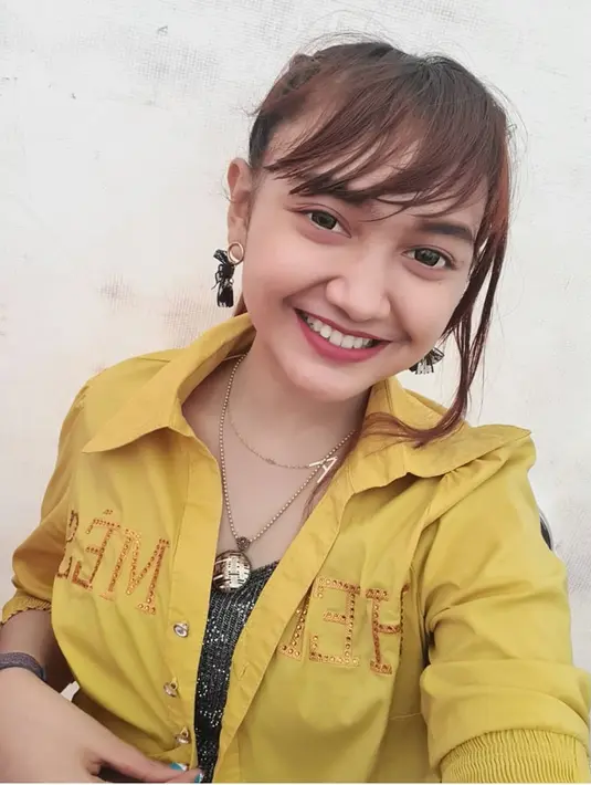 Pedangdut 16 tahun ini semakin meroket saja namanya. Ia selalu konsisten berkarya melalui lagu-lagu yang dibawakanya. Tak hanya bergaya, gaya penampilan juga sangat diperhatikan Jihan seperti tampil berponi. (Liputan6.com/IG/@jihanaudy123_real)
