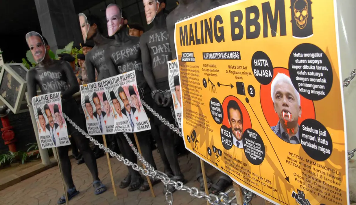 Sejumlah massa menuntut KPK memeriksa atau mengusut kasus dugaan mafia migas yang berbasis di Singapura, Jakarta, Kamis (3/7/14). (Liputan6.com/Miftahul Hayat)