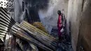 Seorang warga melihat atap seng yang runtuh dalam sebuah rumah yang rusak usai ledakan truk pengangkut BBM di Cap-Haitien, Haiti, 14 Desember 2021. Sekitar 40 rumah di daerah itu ikut rusak, tetapi belum ada rincian jumlah korban di dalam rumah. (AP Photo/Joseph Odelyn)