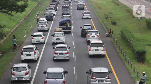 Mengais Rezeki dari Kemacetan di Tol Cipali