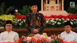 Presiden Joko Widodo atau Jokowi (tengah) didampingi Wapres Jusuf Kalla (kanan) dan Ketua MPR Zulkifli Hasan memberi sambutan saat menerima pimpinan lembaga negara untuk buka puasa bersama di Istana Negara, Jakarta, Senin (6/5/2019). (Liputan6.com/Angga Yuniar)