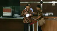 Sekretaris Daerah (Sekda) Jawa Barat Iwa Karniwa usai menjalani pemeriksaan di Gedung KPK, Jakarta, Kamis (29/11). Iwa diperiksa terkait kasus suap pengurusan izin pembangunan Meikarta. (Liputan6.com/Herman Zakharia)