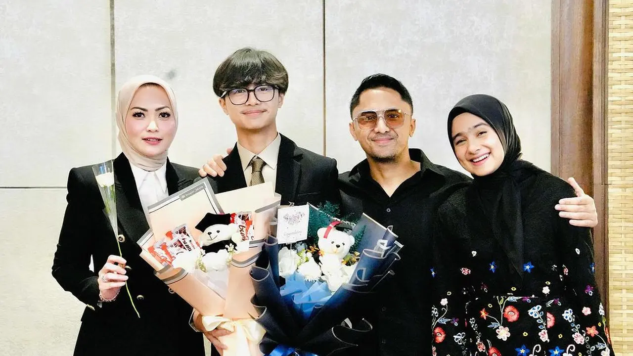 Potret 6 Anak Artis Wisuda Didampingi Dua Ibu, Makin Terasa Lengkap