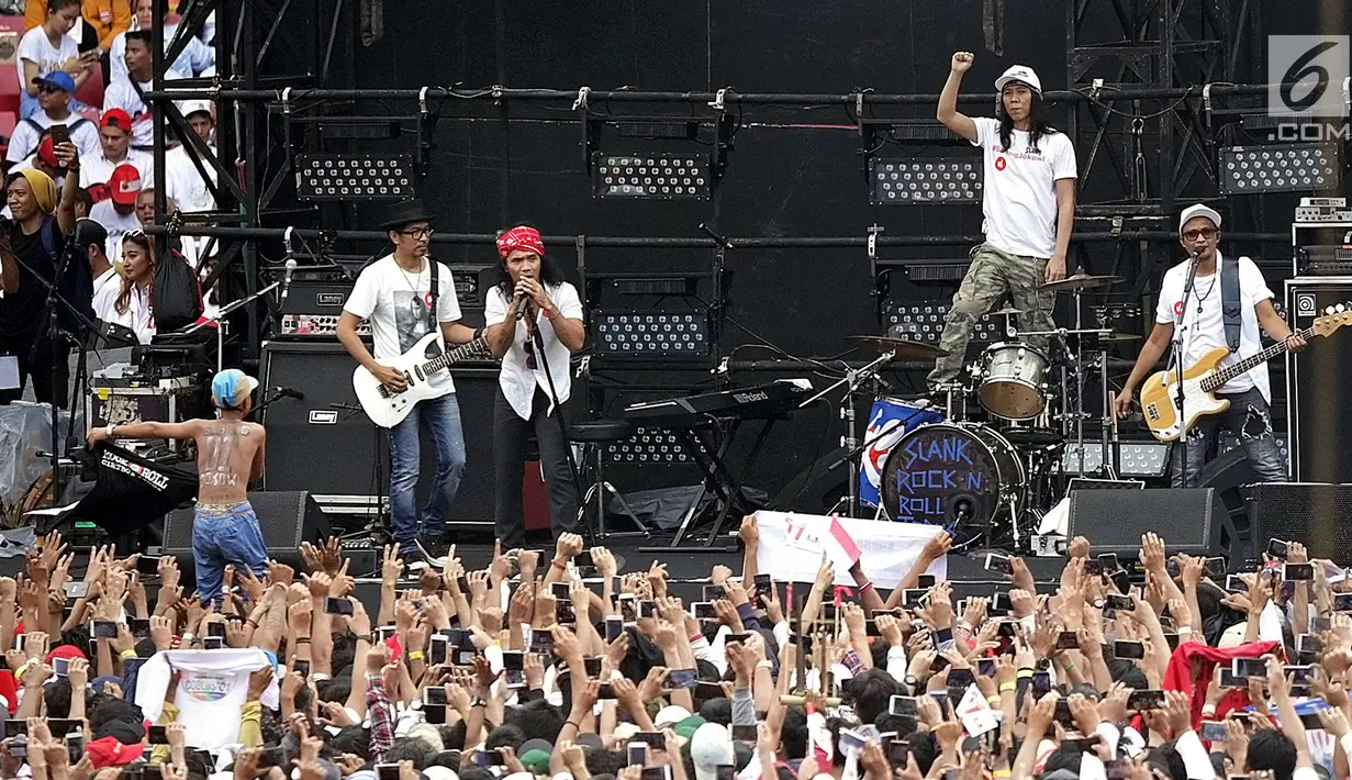 Grup band SLANK tampil membawakan lagu dalam pagelaran Konser Putih Bersatu di Stadion GBK, Senayan, Jakarta, Sabtu (13/4). SLANK menciptakan lagu khusus Capres 01 Jokowi dengan judul #barengjokowi. (Fimela.com/Bambang Eros)