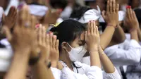 Umat Hindu melaksanakan persembahyangan saat Hari Raya Galungan di sebuah pura di Bali, Rabu (4/1/2023). Perayaan Hari Galungan merupakan hari kemenangan kebenaran (Dharma) atas kejahatan (Adharma). (AP Photo/Firdia Lisnawati)