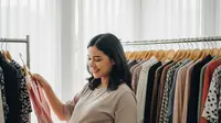 15 Inspirasi Outfit Ibu Hamil 5 Bulan Segala Aktivitas, Stylish dan Super Nyaman