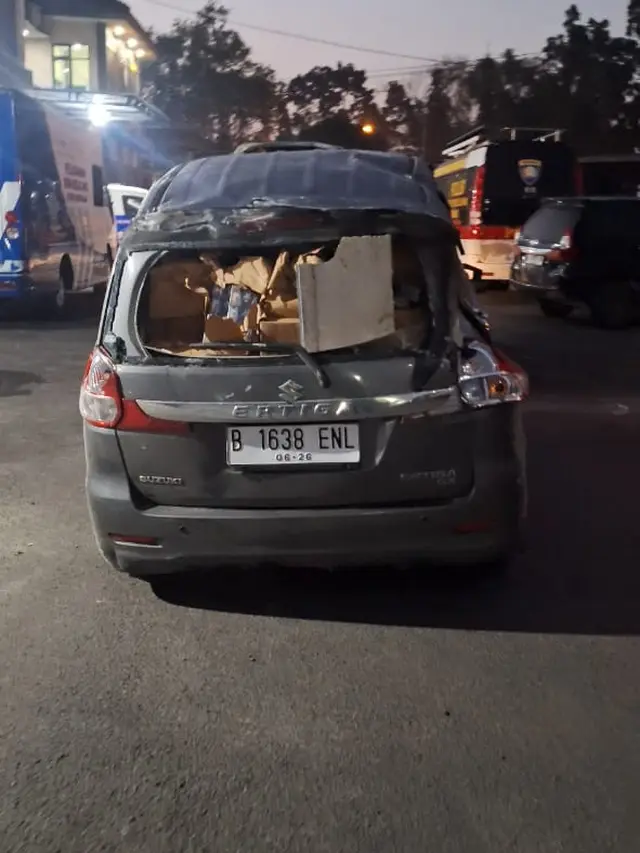 Mobil tabrak rumah