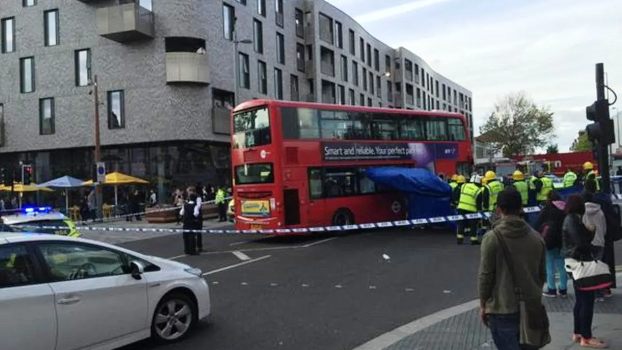 Aksi heroik pasca-insiden kecelakaan di London