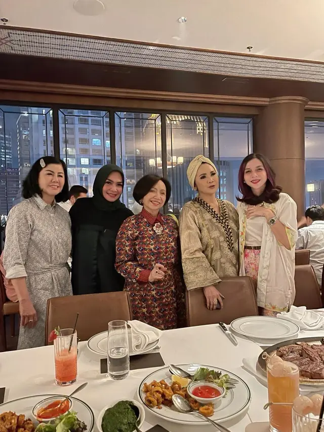 6 Potret Ulang Tahun Rieta Amilia Ibunda Nagita Slavina, Digelar di Resto Mewah