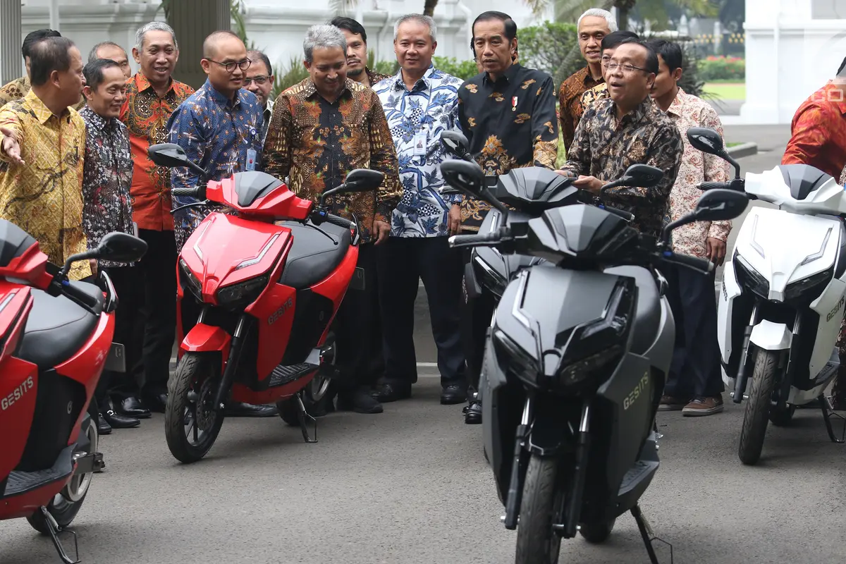 Jokowi Jajal Motor Listrik Gesits
