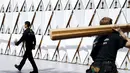 Pekerja saat mengatur area kedatangan di luar Teater Dolby selama persiapan untuk 88 Academy Awards di Hollywood, California (24/2). Piala Oscar akan digelar pada 28 Februari 2016. (REUTERS/Mike Blake)