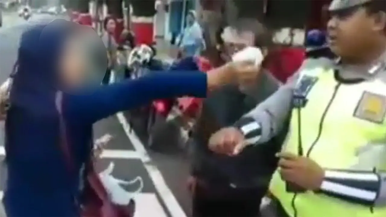 [Bintang] Video Emak-emak Gigit Polisi Viral, Ini Lho Polisi yang Jadi Korban