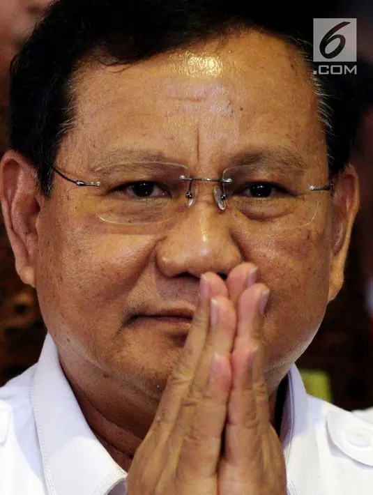 Ketum Gerindra Prabowo Subianto memberi salam sebelum Rakernas Bidang Hukum dan Advokasi di Hotel Sultan, Jakarta, Kamis (5/4). Pertemuan tertutup itu rencananya membahas strategi pencalonan Prabowo pada Pilpres 2019. (Liputan6.com/Johan Tallo)