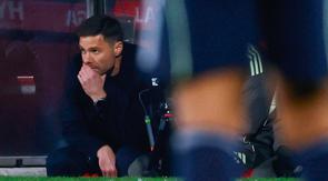 Pelatih Real Madrid, Xabi Alonso, tampak kecewa setelah anak asuhnya bermain imbang 1-1 ketika menghadapi tuan rumah Girona pada laga lanjutan La Liga 2025/2026 di Montilivi, Senin (1/12/2025) dini hari WIB. (AP Photo/Joan Monfort)