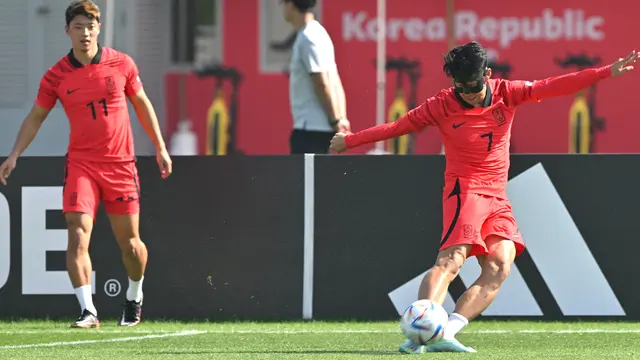 Son Heung-min Jalani Latihan Pakai Masker Pelindung