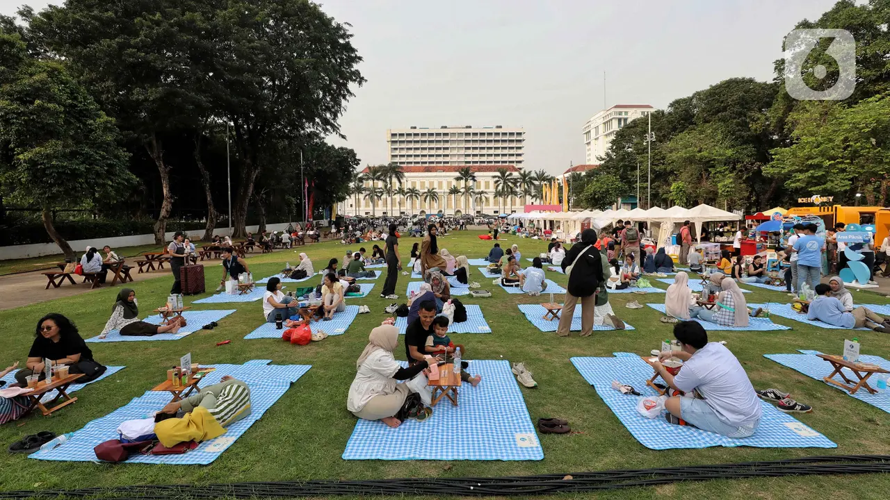 Habiskan Waktu Libur Panjang Tahun Baru Islam, Warga Berpiknik di Taman Lapangan Banteng